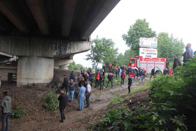Sel sularına kapılan iş makinesi operatörünü bulmak için çalışma başlatıldı