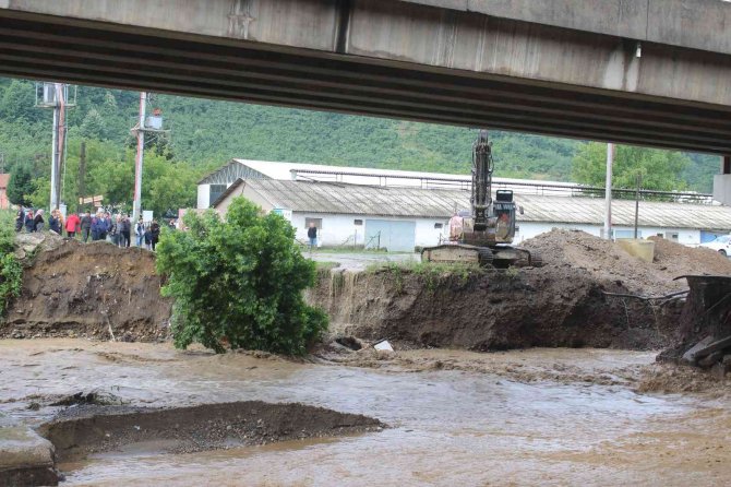 Sel sularına kapılan iş makinesi operatörünü bulmak için çalışma başlatıldı