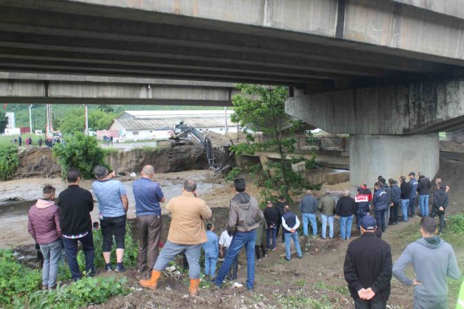 Sel sularına kapılan iş makinesi operatörünü bulmak için çalışma başlatıldı