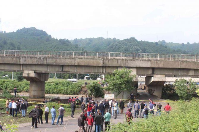 Sel sularına kapılan iş makinesi operatörünü bulmak için çalışma başlatıldı
