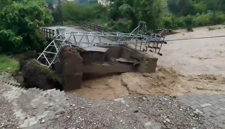 Selde 1 bina yıkıldı, 1 bina yan yattı