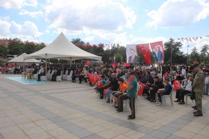 Türk Kara Kuvvetleri’nin kuruluş yıl dönümü dolayısıyla askeri bando konser verdi