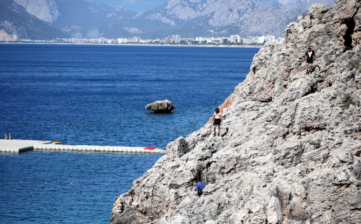 Tuvaletini yaparken falezlerden düştü, sabaha kadar kurtarılmayı bekledi