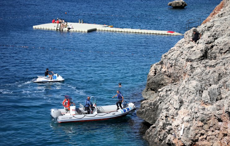 Tuvaletini yaparken falezlerden düştü, sabaha kadar kurtarılmayı bekledi