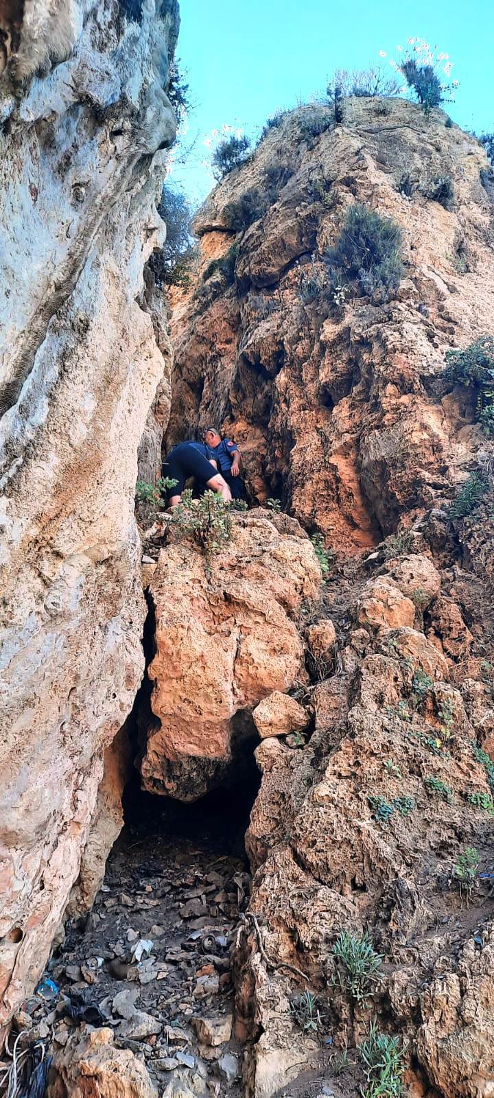 Tuvaletini yaparken falezlerden düştü, sabaha kadar kurtarılmayı bekledi