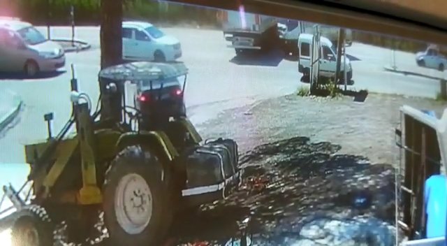 'U' dönüşü yapan TIR'a kamyonet çarptı; kaza anı kamerada