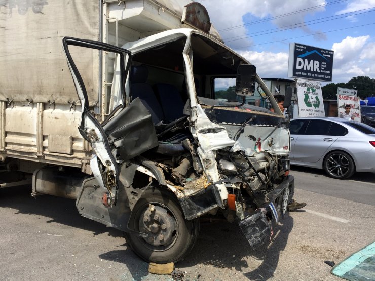 'U' dönüşü yapan TIR'a kamyonet çarptı; kaza anı kamerada