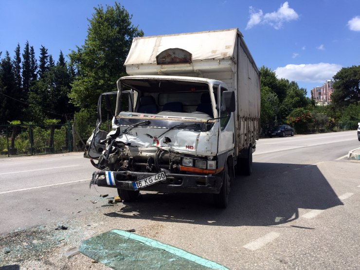 'U' dönüşü yapan TIR'a kamyonet çarptı; kaza anı kamerada