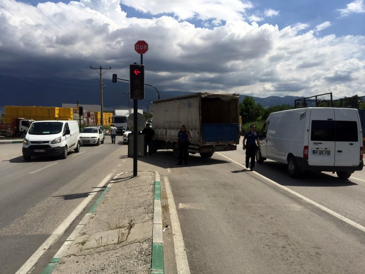 'U' dönüşü yapan TIR'a kamyonet çarptı; kaza anı kamerada