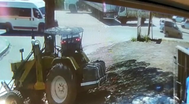 'U' dönüşü yapan TIR'a kamyonet çarptı; kaza anı kamerada