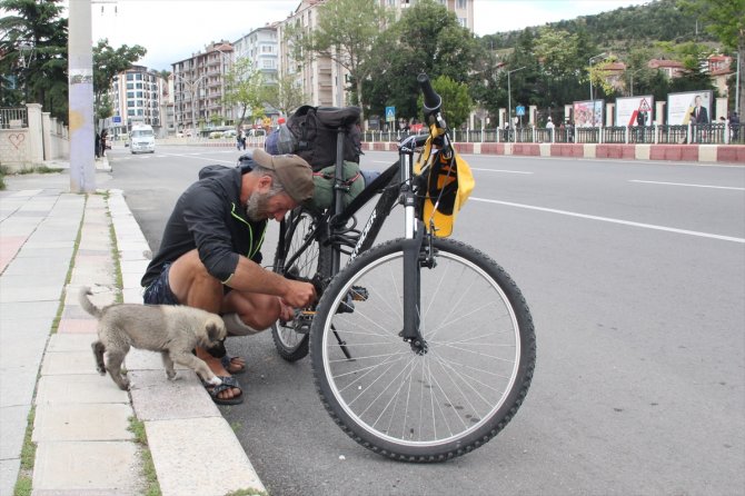 Bisikletli gezgin yolda sahiplendiği köpekle Türkiye'yi dolaşıyor