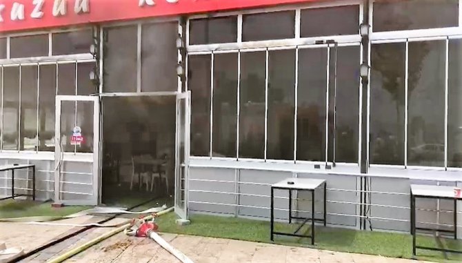 Alevlere teslim olan kokoreç dükkanı küle döndü
