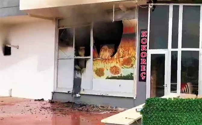 Alevlere teslim olan kokoreç dükkanı küle döndü