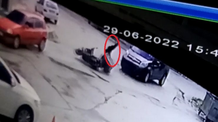 Araç çarpan motosikletin sürücüsünün savrulduğu kaza kamerada
