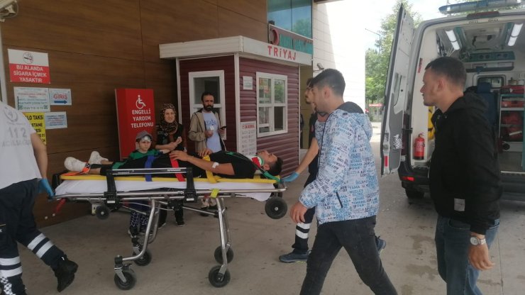 Araç çarpan motosikletin sürücüsünün savrulduğu kaza kamerada