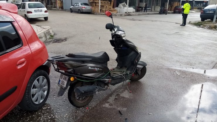 Araç çarpan motosikletin sürücüsünün savrulduğu kaza kamerada