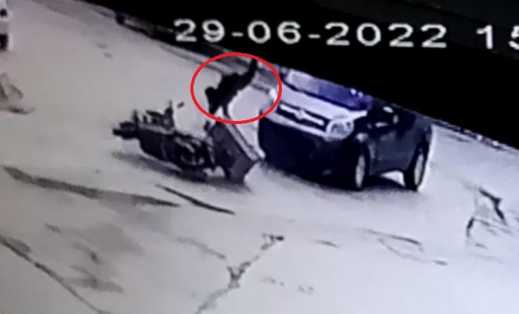 Araç çarpan motosikletin sürücüsünün savrulduğu kaza kamerada