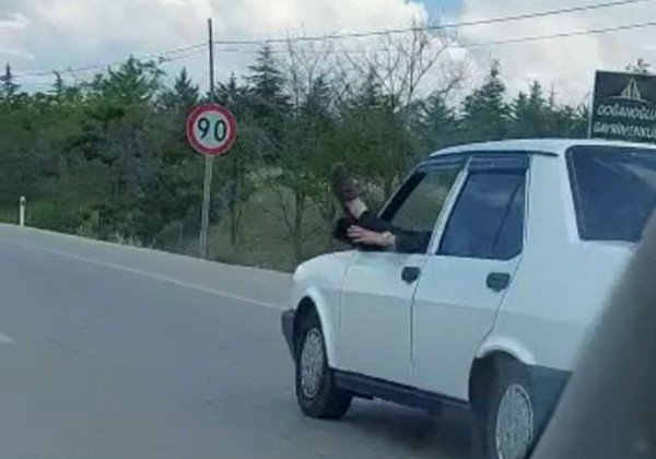 Ayakları dışarda araba kullanan sürücüye ceza gecikmedi