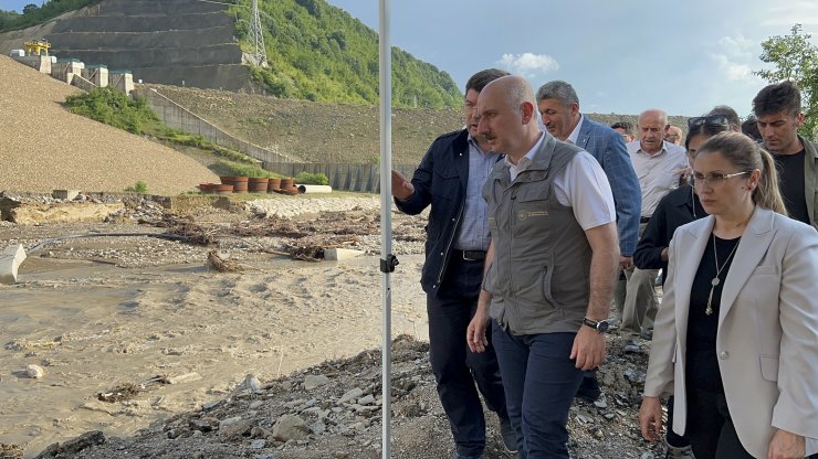 Bakan Karaismailoğlu, selin etkilediği Bartın’da incelemelerde bulundu 