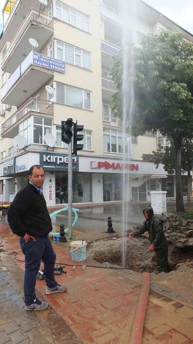 Belediye ekipleri su borusunu patlattı, onarmak için saatlerce uğraştı