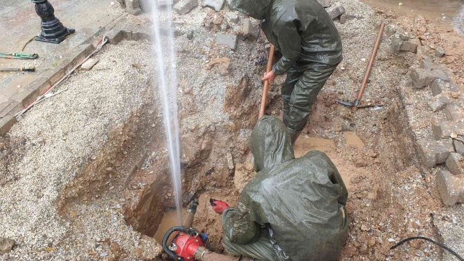 Belediye ekipleri su borusunu patlattı, onarmak için saatlerce uğraştı