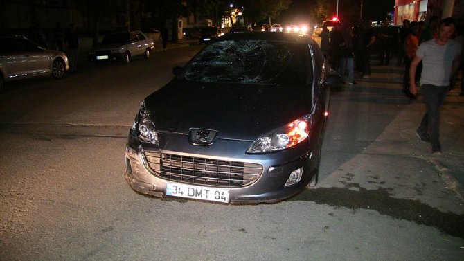 Otomobilin çarptığı motosikletteki baba ve oğlu yaralandı