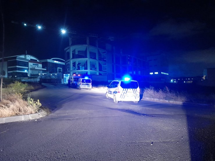 Esenyurt'ta kimyasal madde taşıyan tank devrildi, çevreyi yoğun koku sardı