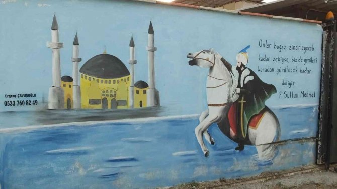 Evin duvarındaki anlamlı resim ve yazı ilgi odağı oldu