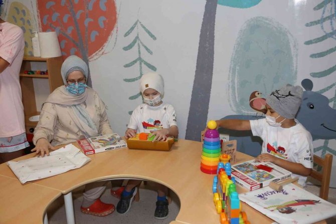 Hastanede kanser tedavisi gören çocuklara oyun odası