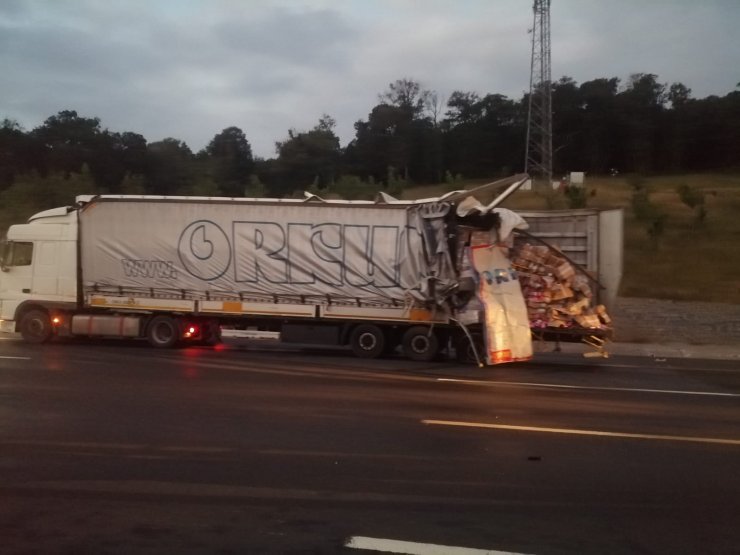 İki TIR'ın karıştığı kazada sürücüler şans eseri yara almadan kurtuldu