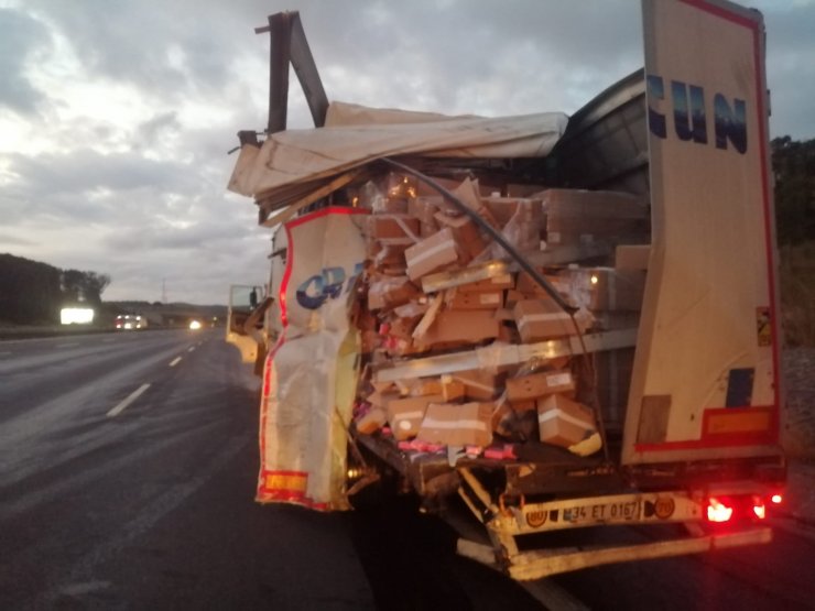 İki TIR'ın karıştığı kazada sürücüler şans eseri yara almadan kurtuldu