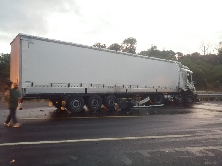 İki TIR'ın karıştığı kazada sürücüler şans eseri yara almadan kurtuldu