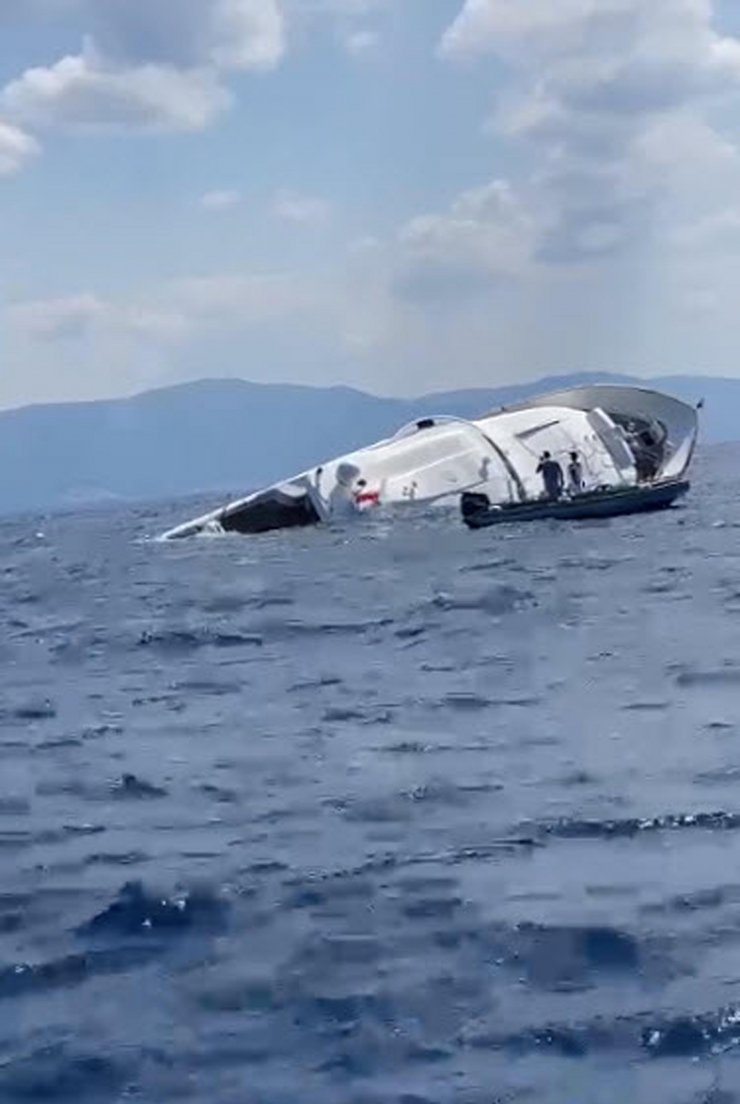 İzmir'de yan yatan lüx yattaki 10 kişi kurtarıldı