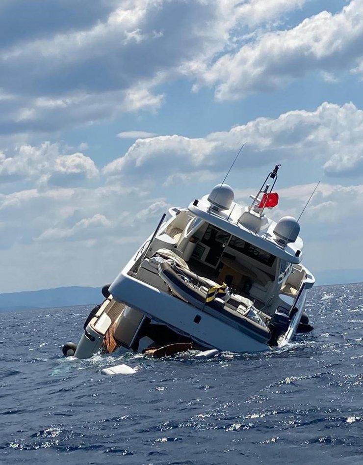 İzmir'de yan yatan lüx yattaki 10 kişi kurtarıldı