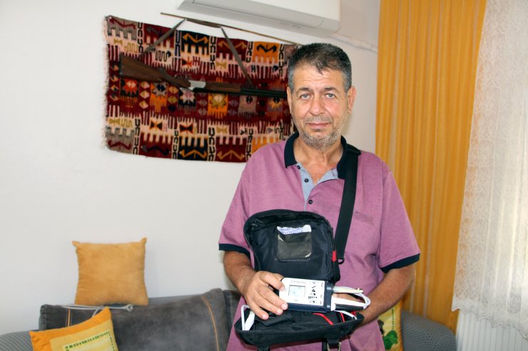 Kalbini çantasında taşıyor