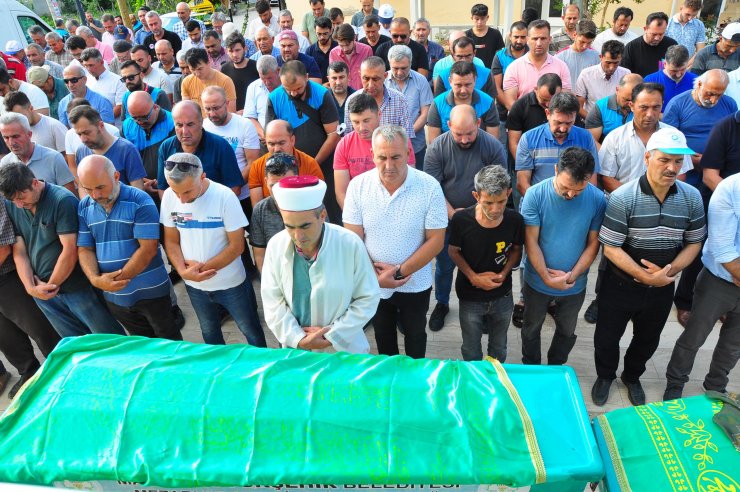 Kocasının öldürdüğü anne ve oğlu yan yana toprağa verildi