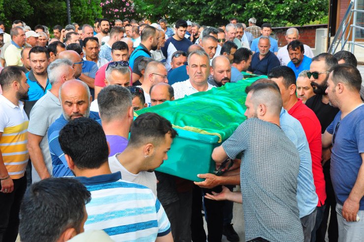 Kocasının öldürdüğü anne ve oğlu yan yana toprağa verildi