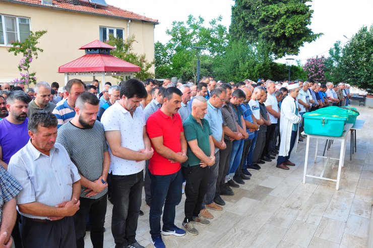 Kocasının öldürdüğü anne ve oğlu yan yana toprağa verildi