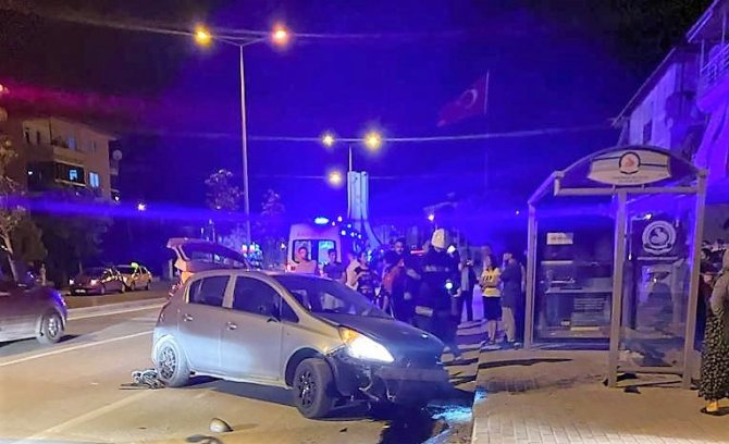 Kontrolden çıkan araç direğe çarpıp takla attı