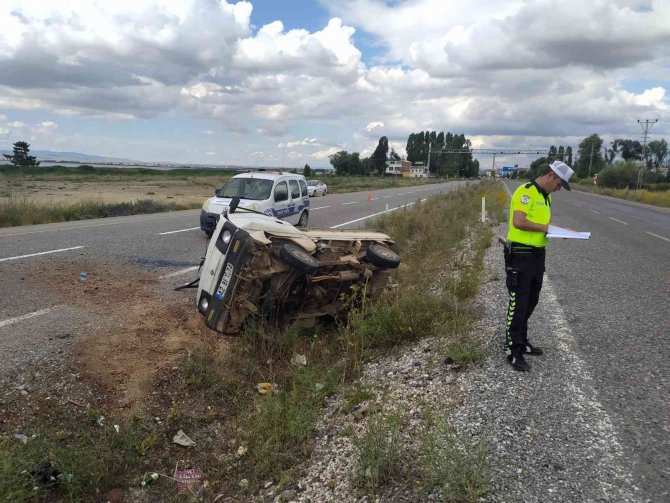 Konya'da kontrolden çıkan kamyonet devrildi
