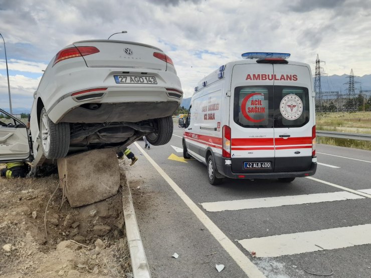 Lastiği patlayan otomobil aydınlatma direğine çarptı: 6 yaralı