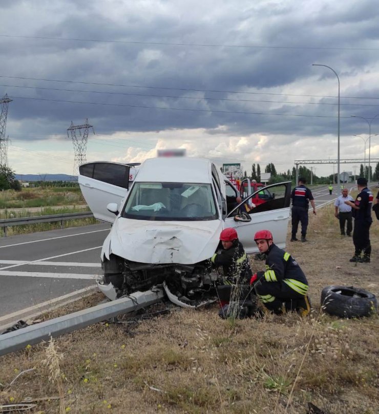 Lastiği patlayan otomobil aydınlatma direğine çarptı: 6 yaralı
