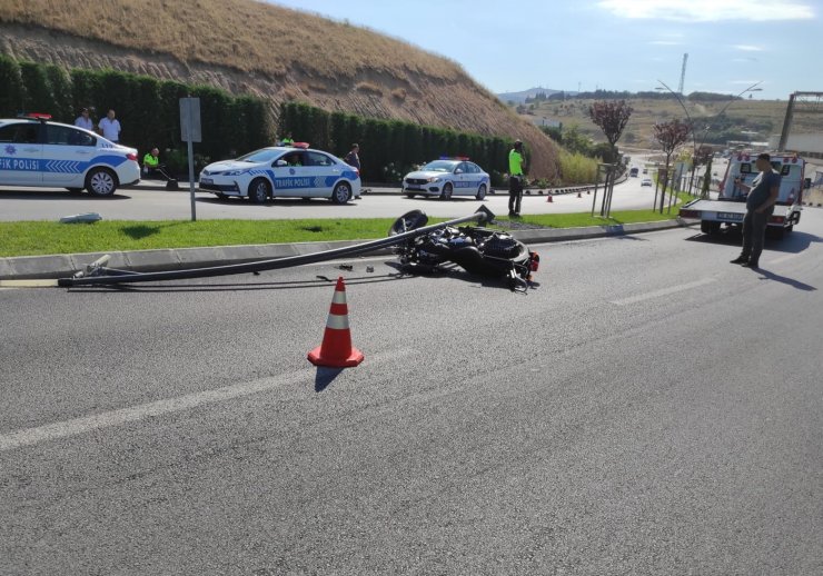 Motosikletiyle aydınlatma direğine çarpıp, öldü