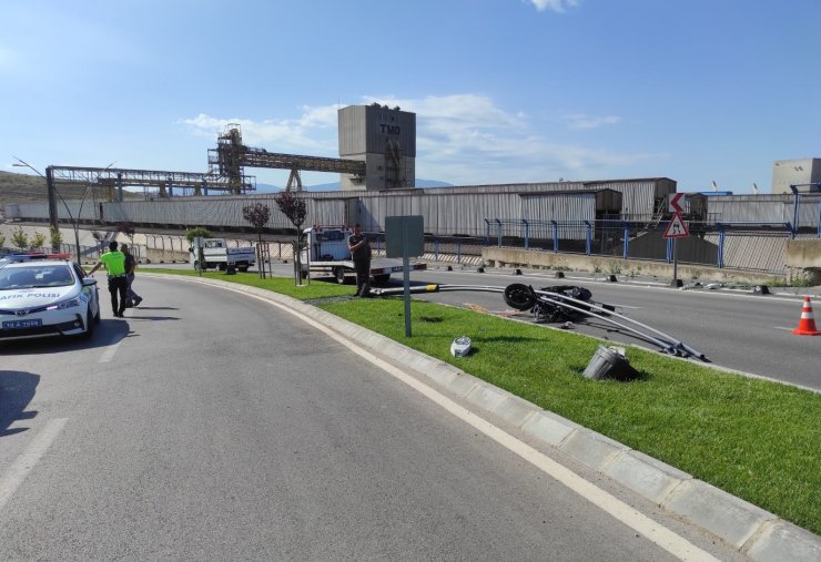 Motosikletiyle aydınlatma direğine çarpıp, öldü