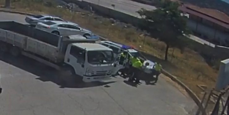 Nefes borusuna fıstık kaçan sürücüye, polisten Heimlich manevrası