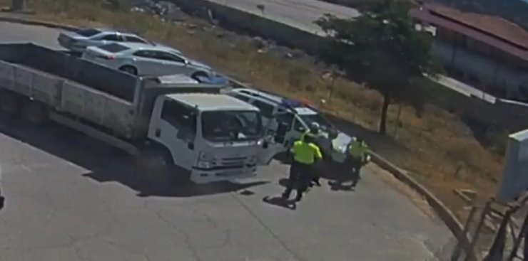 Nefes borusuna fıstık kaçan sürücüye, polisten Heimlich manevrası