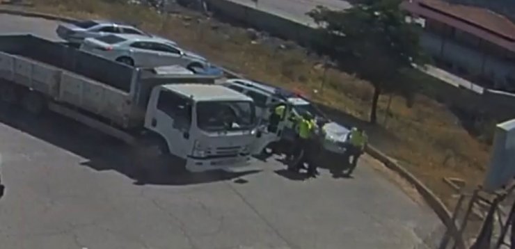 Nefes borusuna fıstık kaçan sürücüye, polisten Heimlich manevrası