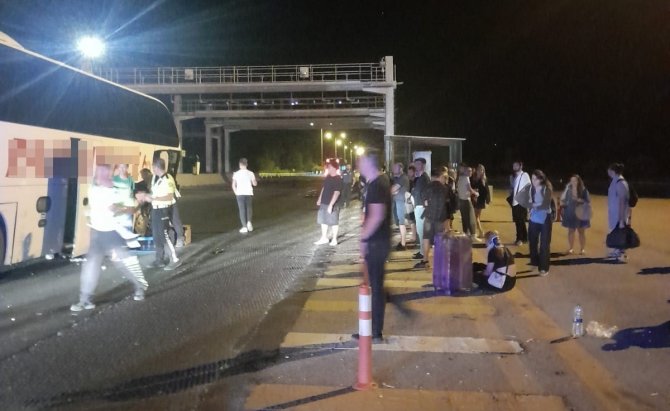 Otobüs bariyerlere çarptı: 8 yaralı