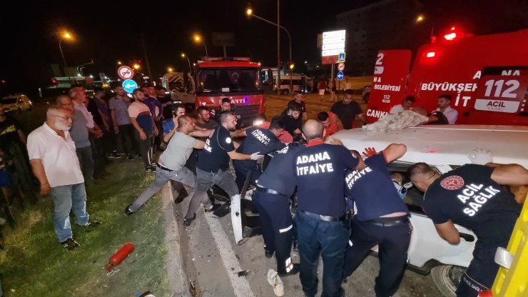 Otomobil işçi servisine çarptı: 1'i ağır 6 yaralı