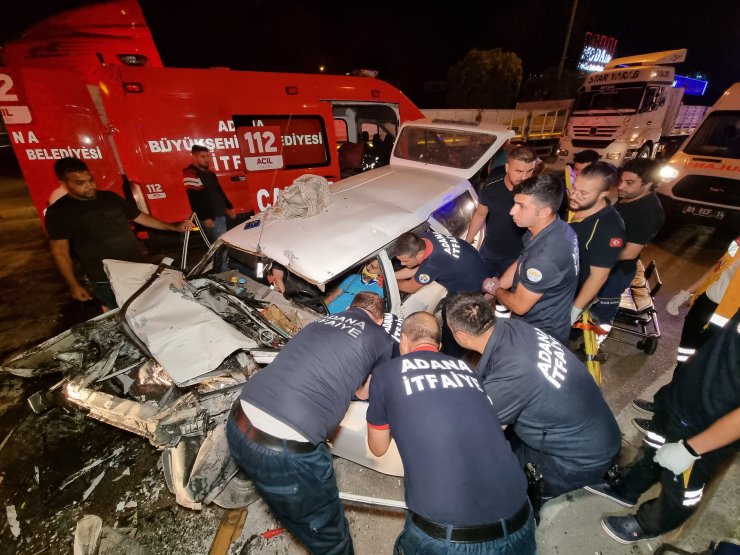 Otomobil işçi servisine çarptı: 1'i ağır 6 yaralı